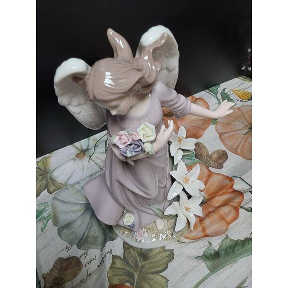 Grandeur Noel Collectors Angel porcelain with florals mint in Box Christmas - Picture 6 of 6